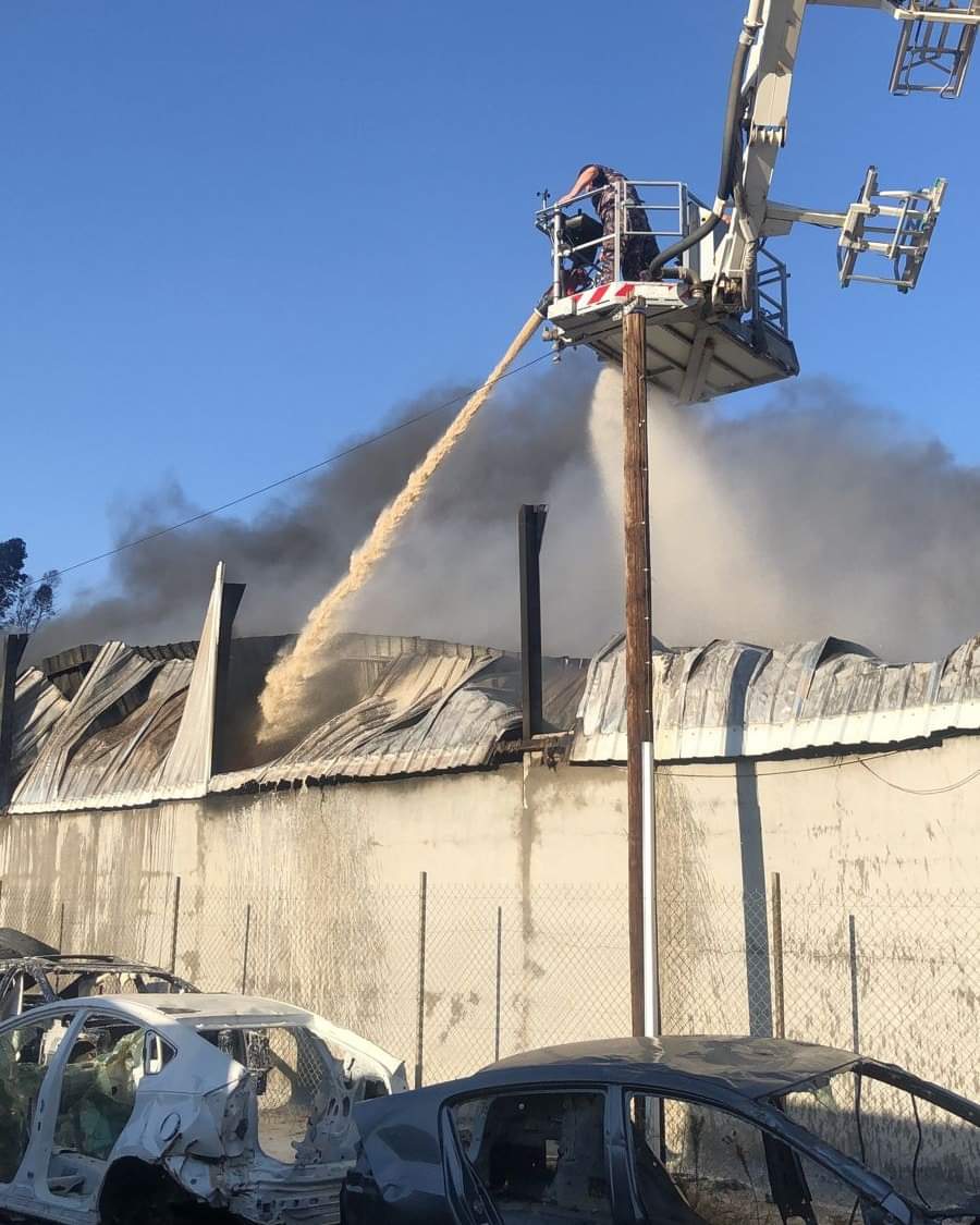 الدفاع المدني يخمد حريق مستودع كوشوك في المنطقة الحرة بمحافظة الزرقاء