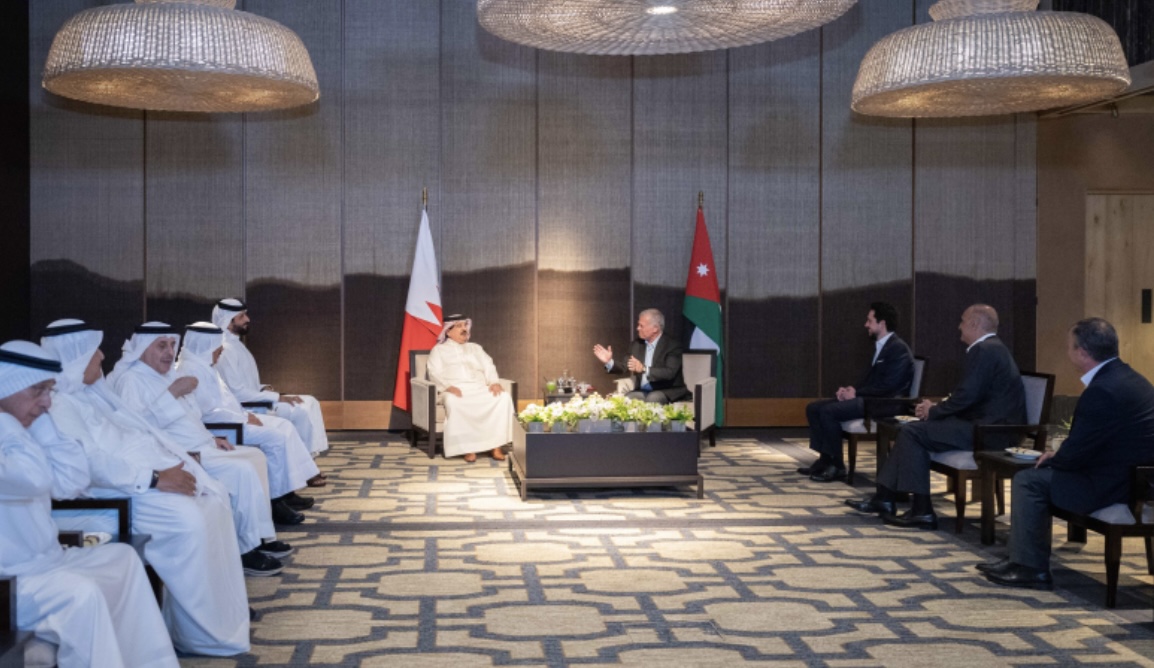 الملك والعاهل البحريني يؤكدان ضرورة إدامة التنسيق العربي