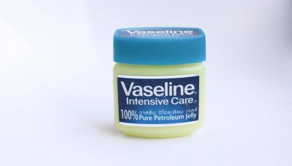 فوائد الفازلين للوجه قبل النوم القبة
