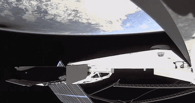 بقعة سوداء تتحرك.. ماسك يوثق الكسوف بـ فيديو من الفضاء