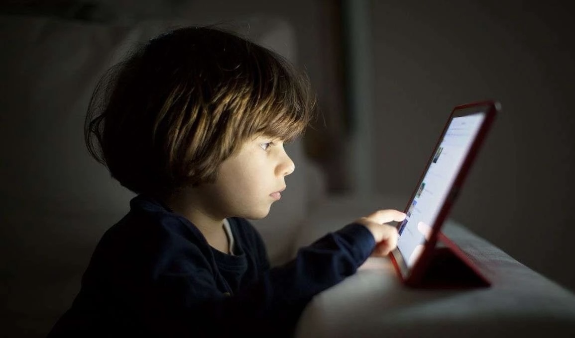 نصائح للمساعدة في تقليل وقت الشاشة عند الأطفال